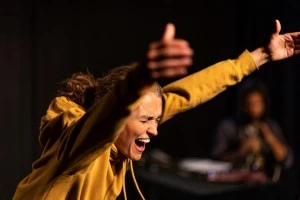 UNE PEAU PLUS LOIN - La Farouche Compagnie