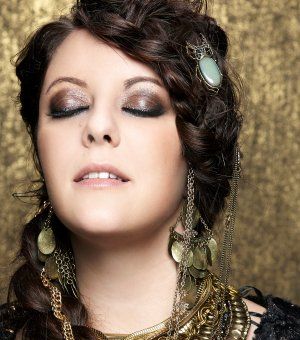 AURELIE CABREL "A la même chaîne"