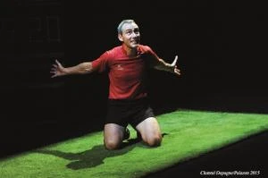 AU-DESSUS DE LA MÊLÉE