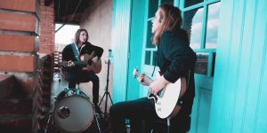 On visite, on lit, on écoute, on regarde