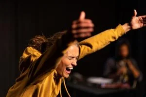 UNE PEAU PLUS LOIN - La Farouche Compagnie