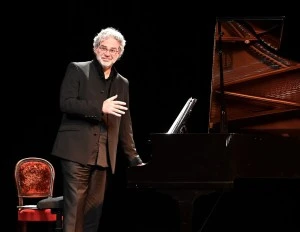 BACH OU L'INFINI AU BOUT DES DOIGTS