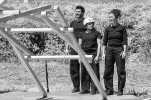 CHEMINS DE TRAVERSES - balades artistiques en paysages / Cie Les Cieux Galvanisés - 128kg de Mélèze