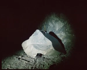 Exposition À l'intérieur du rocher - Prologue : Excavation 