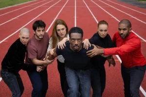 NE T'ARRÊTE PAS DE COURIR