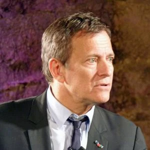 FRANCIS HUSTER se glisse dans la peau d'Albert Camus