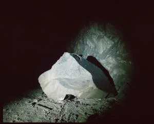 Exposition À l'intérieur du rocher - Prologue : Excavation 