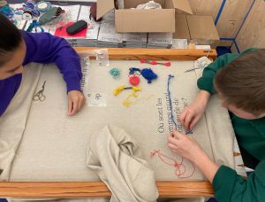 Atelier de broderie : nappe collective et féministe 