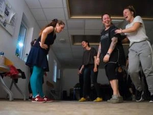 Séance publique de fit'n bass (cours de gym sur de la drum'n bass)