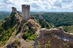 Mystère et Secrets : un avant-goût de La Fabuleuse Histoire de Bérenger Saunière aux Châteaux de Lastours