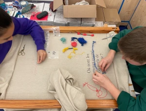 Atelier de broderie : nappe collective et féministe 