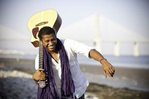 Tcheka chanteur du cap vert et Fouad Achkir percussionniste