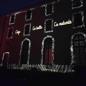Projection lumineuse sur façade "Heureux qui comme un élève"