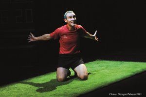 AU-DESSUS DE LA MÊLÉE