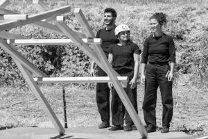 CHEMINS DE TRAVERSES - balades artistiques en paysages / Cie Les Cieux Galvanisés - 128kg de Mélèze