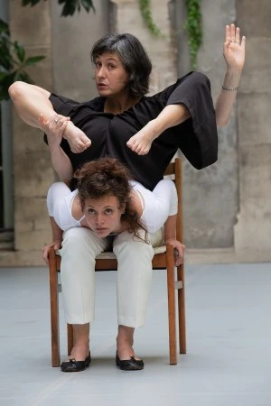  DE L'UNE A L'HÔTE en tournée en Lozère - Théâtre & acrobaties