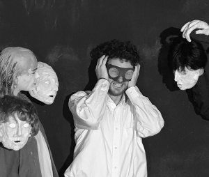 [ESPACE ROGUET] Dehors devant la porte | Département théâtre du Conservatoire à Rayonnement Régional de Toulouse