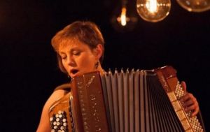 Claire Bergerault – voix, accordéon & Will Guthrie – batterie, percussions.